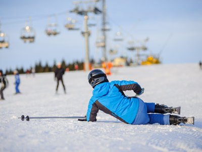 Gestürzter Skifahrer
